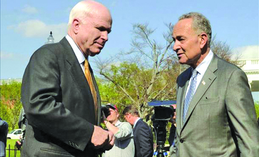 El senador republicano por Arizona John McCain y el senador demócrata por Nueva York Charles Schumer, miembros del “Grupo de los ocho”, ofrecen una declaración a periodistas después de su reunión con el presidente Barack Obama, en la Oficina Oval de la Casa Blanca en Washington.