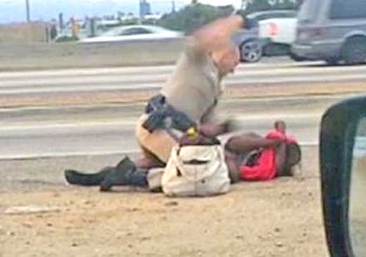 Policia golpea mujer